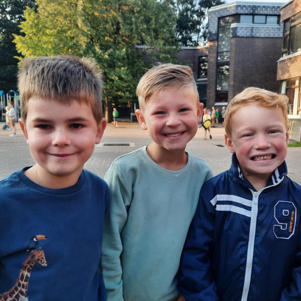 Blije gezichten op de speelplaats. De eerste schooldag.
