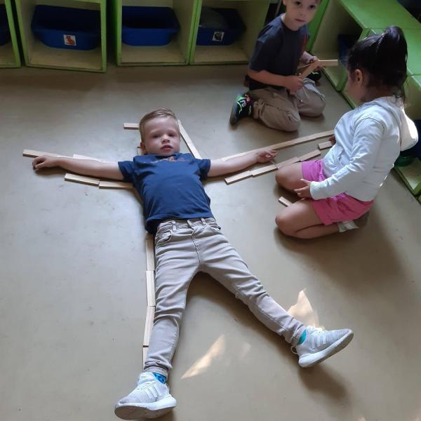een vriendje omlijnen met blokken een vriendje omlijnen met blokken
