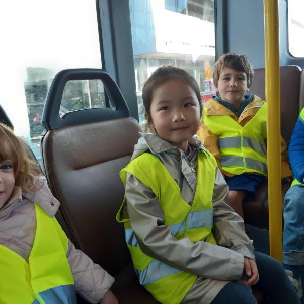 Met de Lijnbus naar de bib. Met de Lijnbus naar de bib.