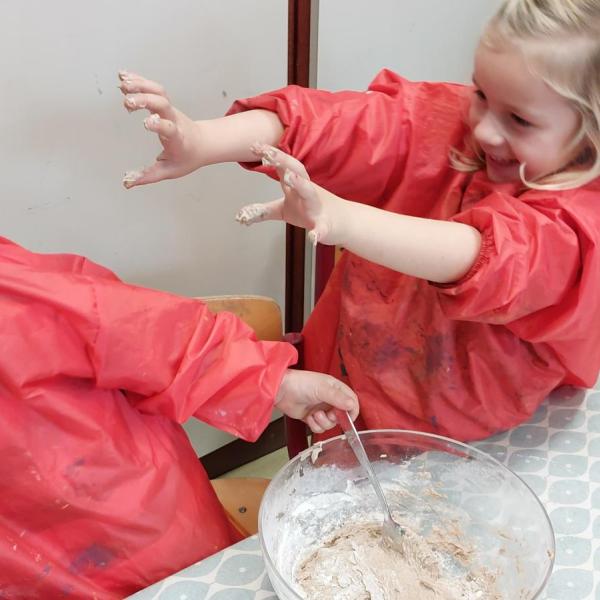 We maken pepernoten klei π¨βπ³