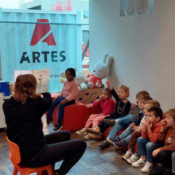 Naar de bibliotheekπ We spelen een spel en luisteren naar een verhaal