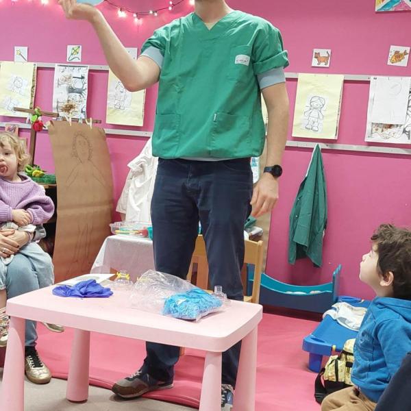De dokter (papa van Nell) komt op bezoek πππ©Ί
