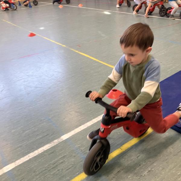 Fietsen met opdrachten in de 2 de kleuterklas